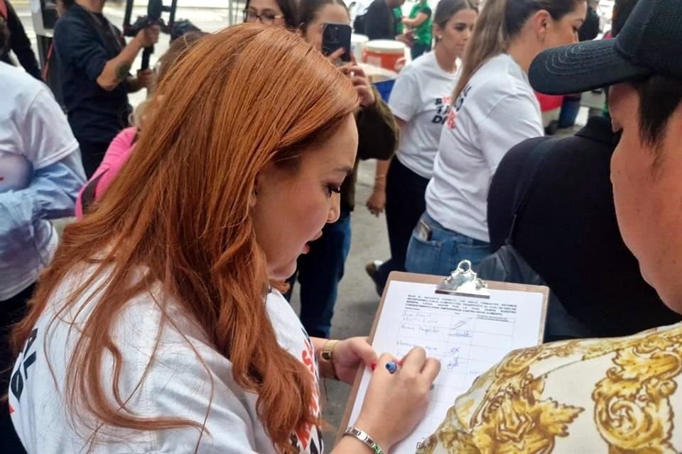 La Diputada federal Annia Gómez estuvo presente en la recolección de firmas para un amparo colectivo en la Estación Cuauhtémoc.