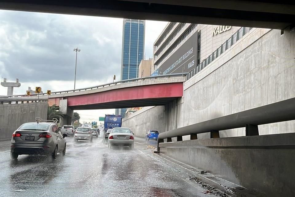 La anomalía se encuentra a unos metros del Palacio Municipal de Monterrey.