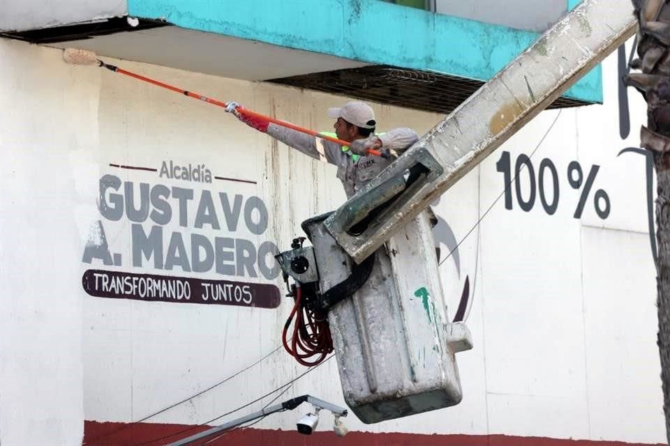 Trabajadores realizan reparaciones en la zona.