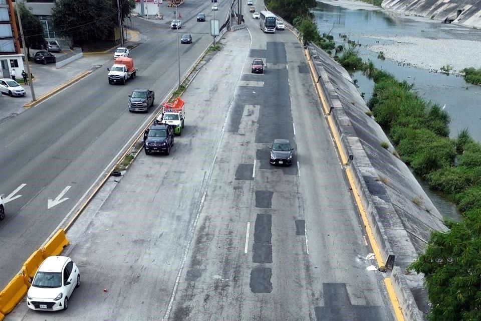 Los daños en la carpeta asfáltica afectan carriles de Morones Prieto.