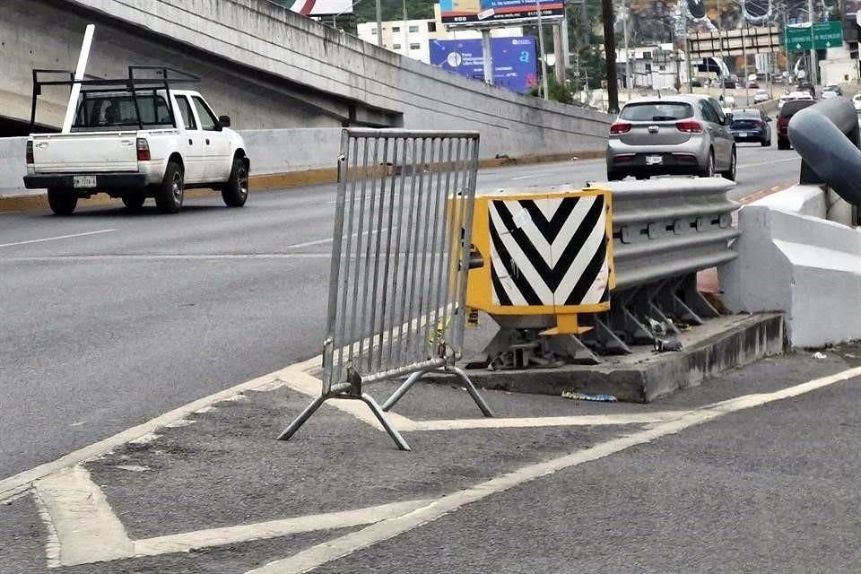 Entre los riesgos más evidentes se encuentra la colocación de una valla metálica delante de una estructura anti impacto.