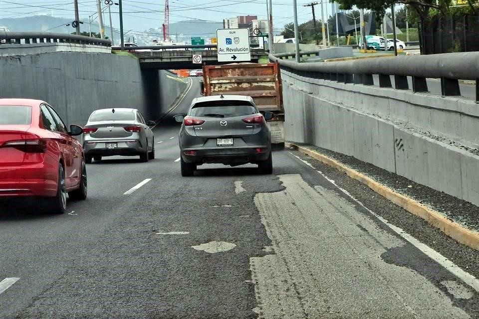 Otras zonas del Par Vial presentan desniveles por los múltiples parches de recarpeteo, varios de los cuales ya empezaron a dañarse.