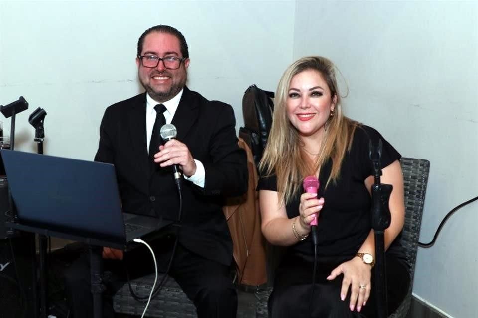 Dueto: Luis y Nancy amenizaron con su música