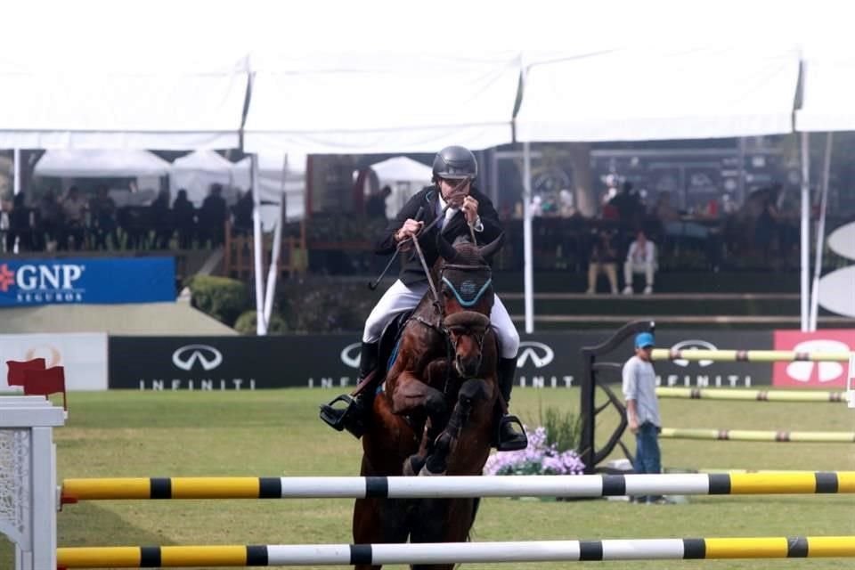 Francisco Lomnelín montando a Corina Las Agujas