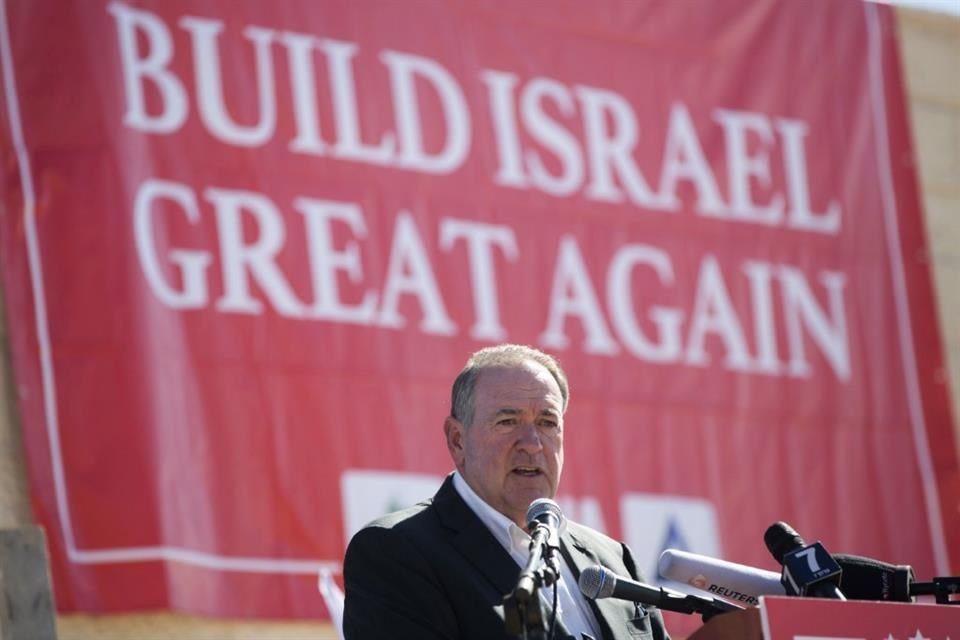 El Gobernador de Arkansas, Mike Huckabee, durante una conferencia de prensa en Cisjordania, el 1 de agosto del 2018.