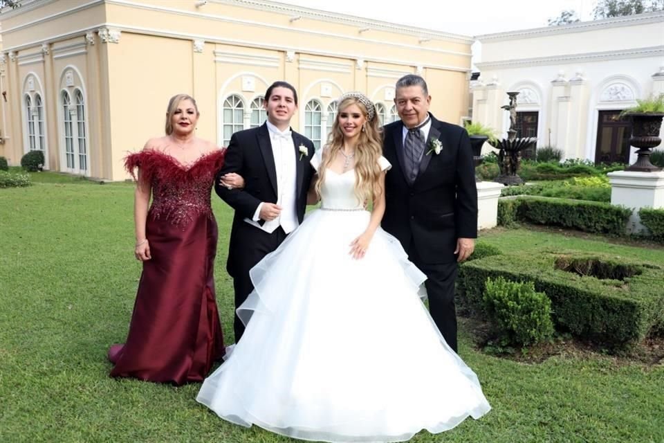 Alma Martínez Vega, Diego Navarro, Michelle Chavero y Roberto Navarro Ramírez