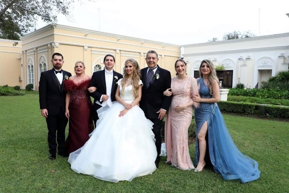 Roberto Navarro Martínez, Alma Martínez Vega, Diego Navarro, Michelle Chavero, Roberto Navarro Ramírez, María Fernanda Navarro y Catalina Navarro