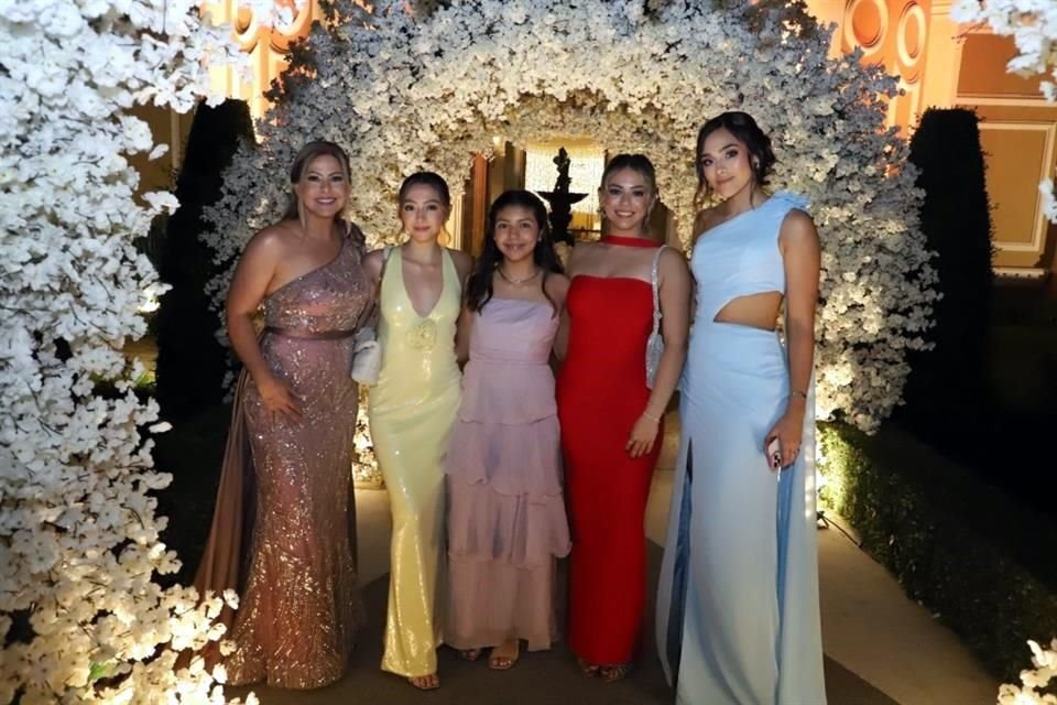 Martha Santos, Mariana Navarro, Gabriela Navarro, Sara Navarro y Melanie Gonnelli