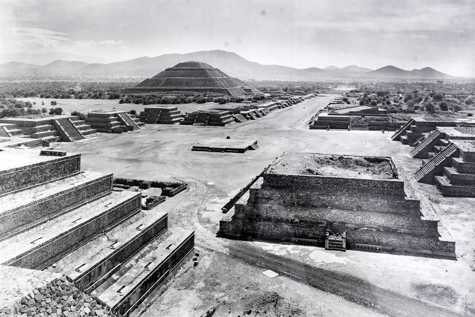 Con una cámara Zeiss Ikonta, Salas Portugal capturó la majestuosidad de los volcanes, colinas y ruinas arqueológicas del Valle de México.