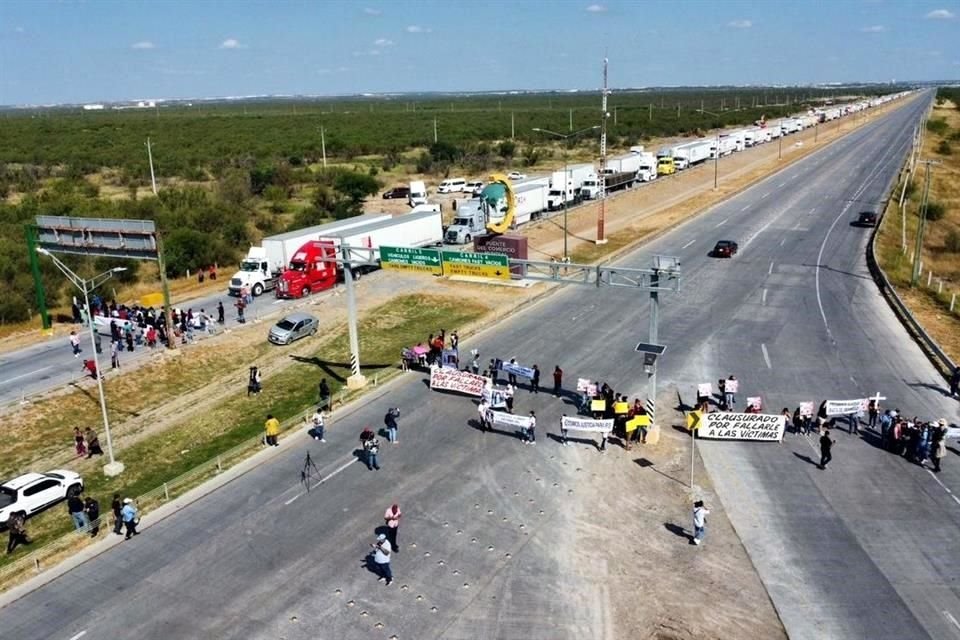 El bloqueo se mantiene desde las 11:45 horas y se han formado filas de tractocamiones en la vía.