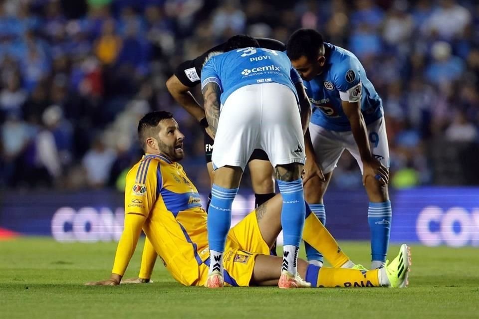 Gignac tuvo que abandonar el partido ante La Máquina por una dolencia en el muslo derecho.