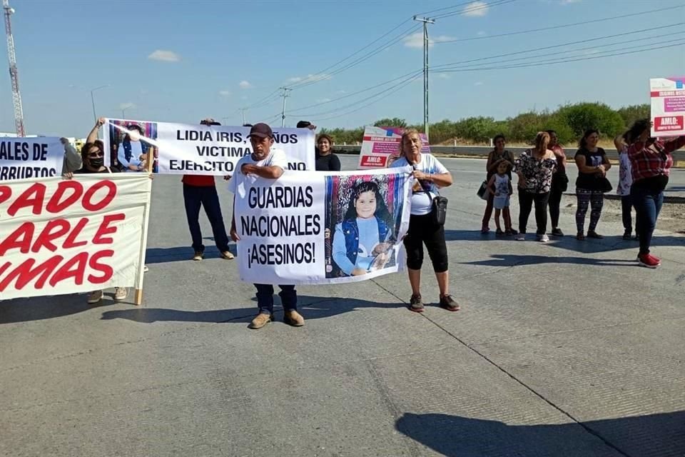 Los manifestantes portan cartulinas manuscritas con frases como: 'Clausurado por fallarle a las víctimas', 'Guardia Nacional asesinos', entre otros mensajes de inconformidad.