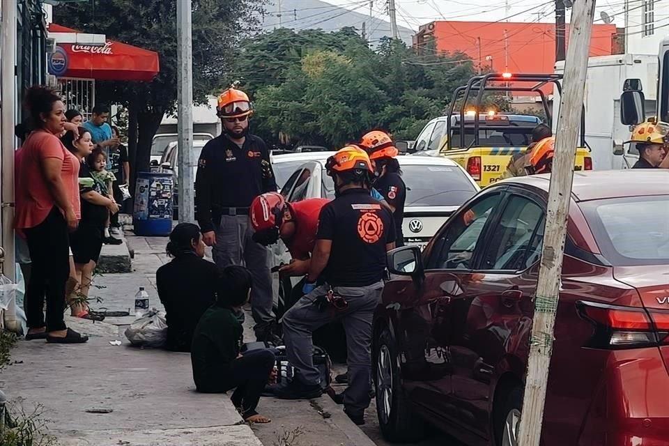 Una madre y tres hijos sufren intoxicación, sin requerir hospitalización, tras sufrir r un incendio al interior de su casa, en Monterrey.