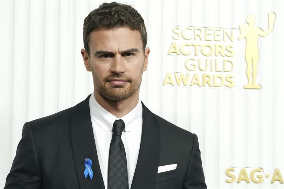 Theo James, actor y embajador de ACNUR, pide incluir a los refugiados en la política climática mientras asiste a la COP29 en Bakú.