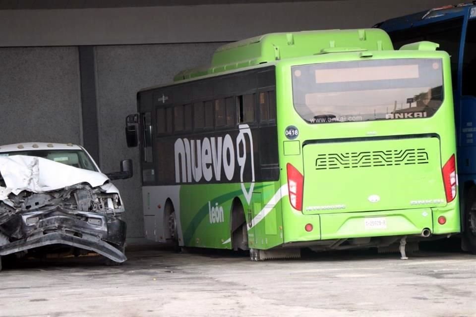  Al corralón de Garage y Talleres de la Avenida Alfonso Reyes, en Monterrey, fue enviado un camión verde chocado.  