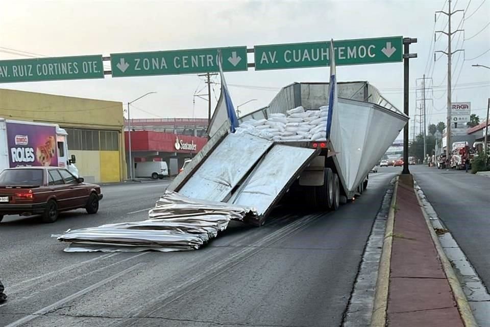 El tráiler perdió el techo de su caja y quedó en uno de los carriles de la Avenida Barragán.