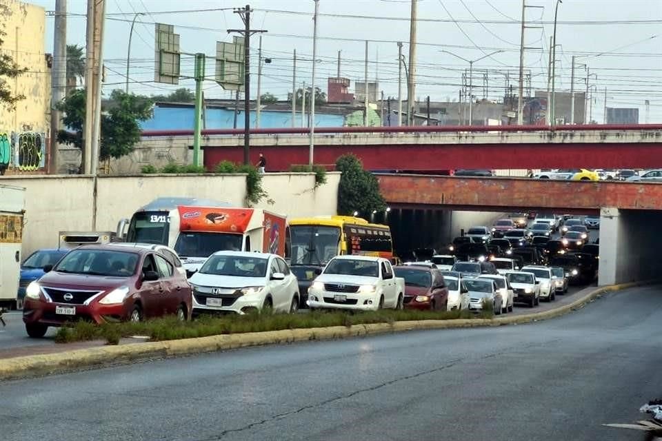 El congestionamiento en Barragán se extendió desde Ruiz Cortines hasta el complejo vial Fidel Velázquez-Nogalar.