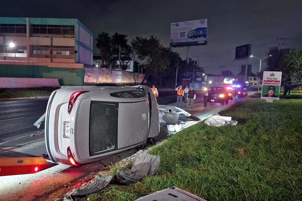 El auto volcado quedó junto al camellón central.