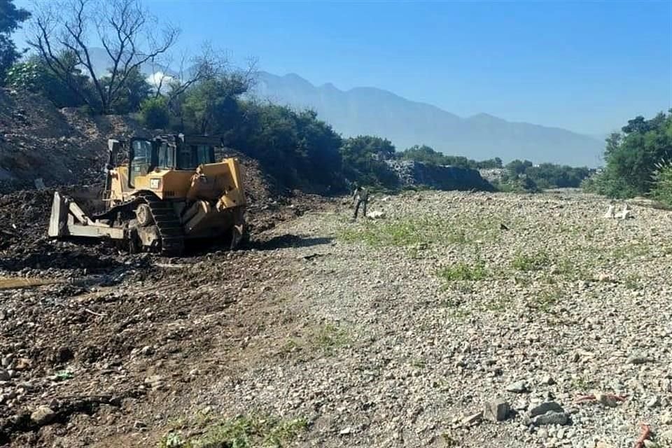 El Estado utiliza maquinaria pesada para el desazolve del Río Pesquería.