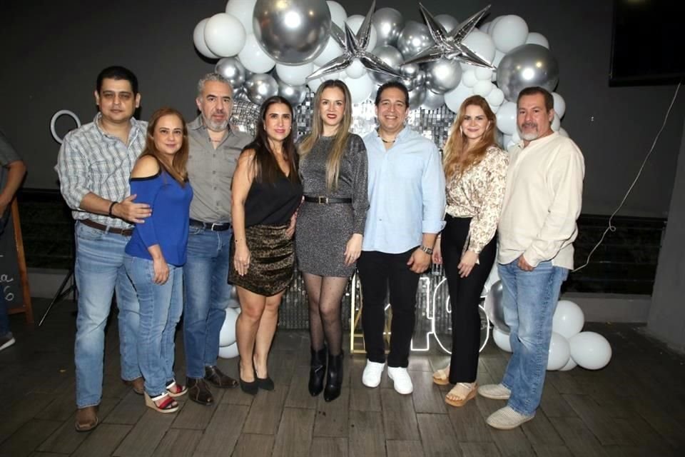 Blanca Treviño, Gabriel Martínez, César Decanini, Yoyis de Decanini, Brenda Fabela, Irving Serment, Claudia de Riojas y Ernesto Riojas