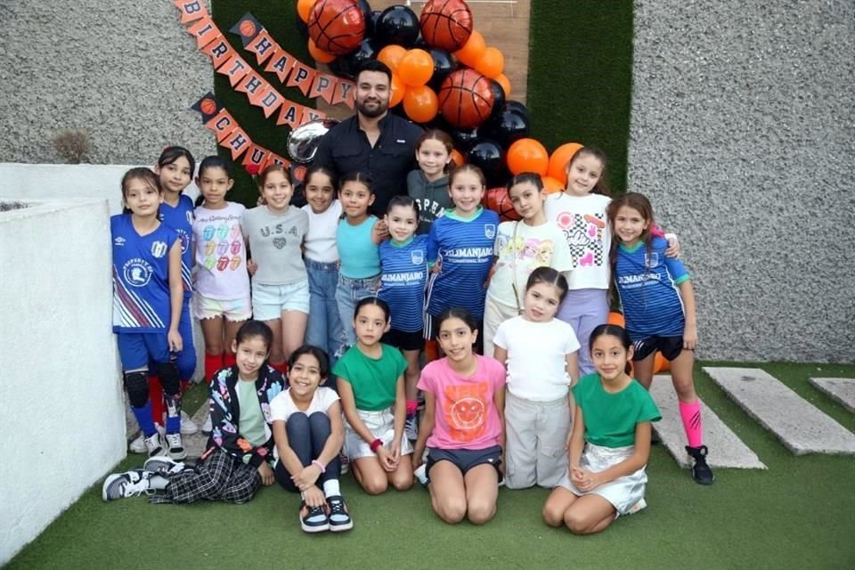 Jesús Moreno y Alumnas de Academia de Basquetbol