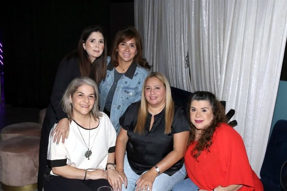 Amanda Campos, Liliana Osio, Nayeli Jamesson, Mónica Galván y Yadira Jamesson