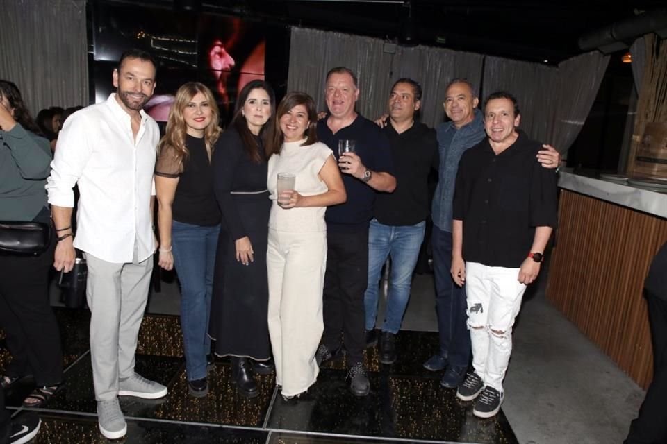 Roberto Álvarez, Ana Luisa Treviño, Amanda Campos, Vero Rodríguez, Bernardo González, Carlos Cardona, Ricky Balderas y Armando Salinas