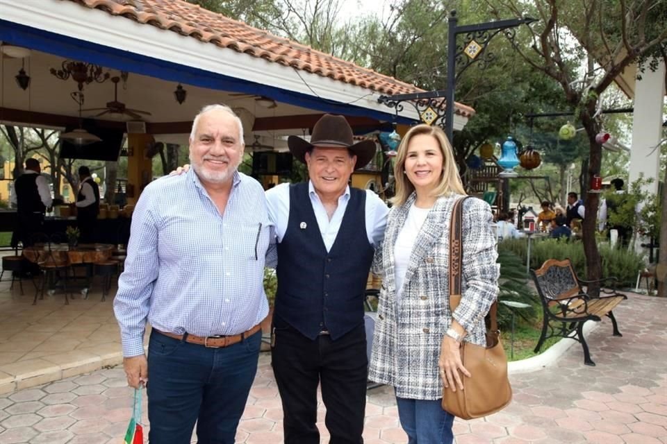 Luis Alonso González, Jorge Montemayor y Marcela Martínez de González