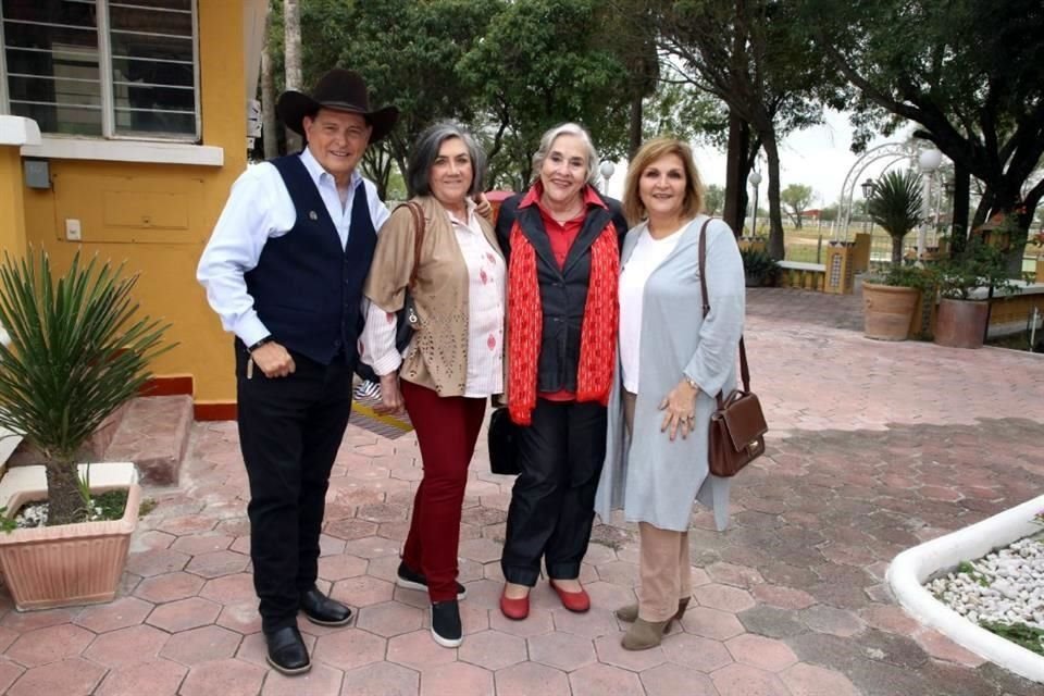 Jorge Montemayor, Amparo Montemayor, Ana María Montemayor y Patricia Salinas de Montemayor