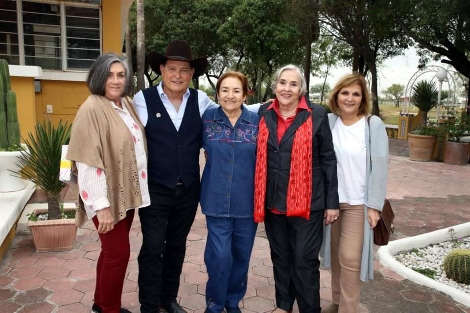 Amparo Montemayor, Jorge Montemayor, Aurora Montemayor, Ana María Montemayor y Patricia Salinas de Montemayor