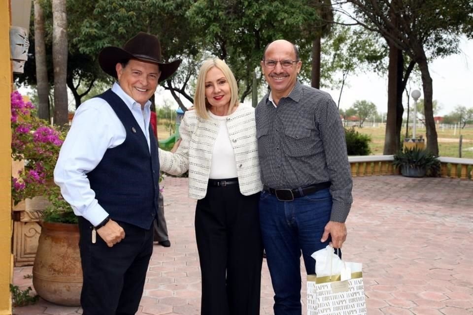 Jorge Montemayor, Esperanza González y Juan Dahuabe