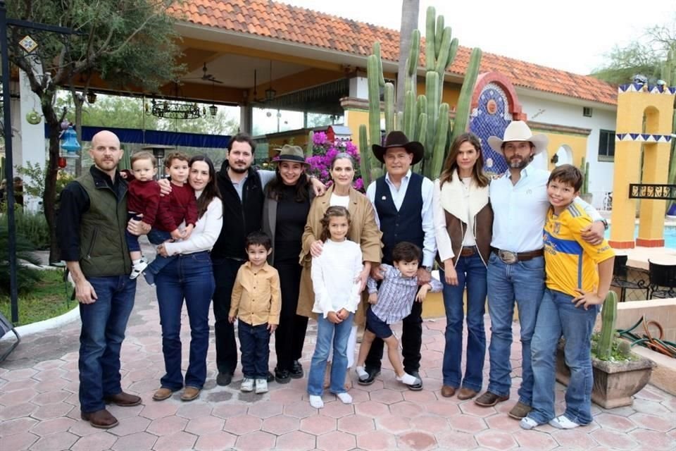 Ángel Montemayor González, David Montemayor, Milo Montemayor, Adriana Carrillo, Rodrigo Montemayor González, Mayra Gutiérrez, Norma González de Montemayor, Jorge Montemayor, Samantha González, Jorge M