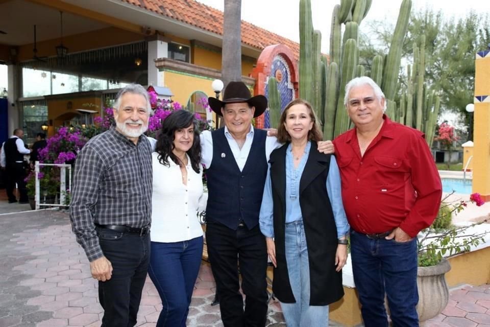 Luis Homero Cañamar, Josefa Vega, Jorge Montemayor, Nena Guerra y Jorge Cañamar