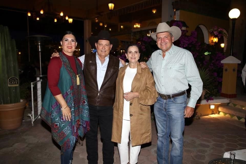 Enedelia de Sáenz, Norma González de Montemayor, Jorge Montemayor y Felipe Sáenz