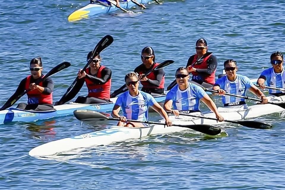 Ximena Hernández (al frente) y Daniela Salazar (tercera) logran su boleto en la prueba de K4-500 metros.