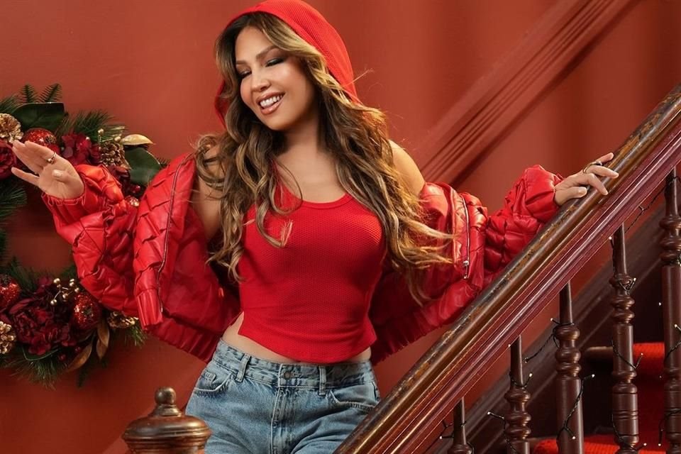 Thalía promueve actualmente su nuevo disco de estudio, 'Navidad Melancólica', en donde enaltece la época desde el punto de vista mexicano.