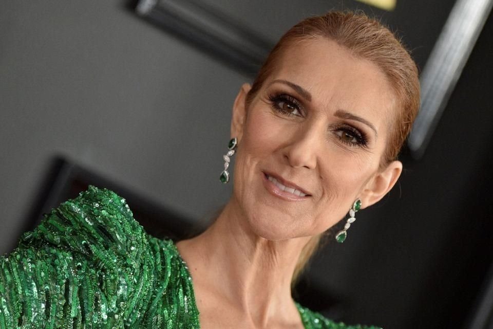 De acuerdo con videos del evento, Céline Dion actuó con un hermoso vestido dorado, cantando éxitos como 'The Power of Love', 'I'm Alive' y otros clásicos.