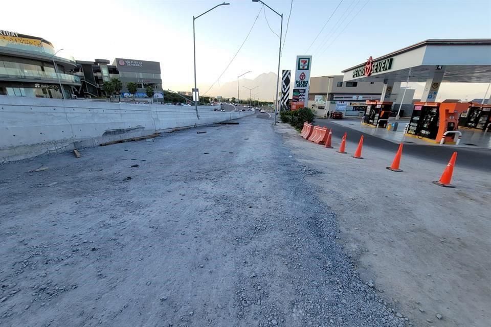  En el nuevo paso a desnivel de la Avenida Leones falta pavimentar las calles laterales de la parte superior.