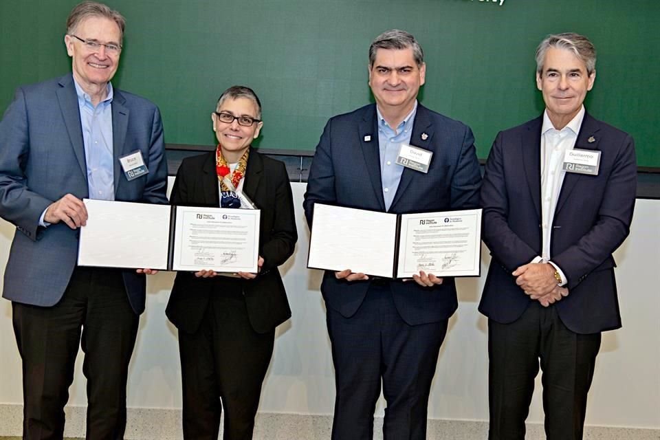 Bruce D. Walker (izq. a der.), director de Ragon Institute; Marcela del Carmen, presidenta del MGH; David Garza Salazar, presidente del Tec de Monterrey, y Guillermo Torre, Rector de TecSalud.