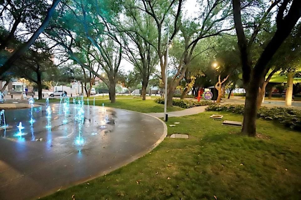 La Plaza Nemesio García Naranjo tiene una serie de fuentes iluminadas.