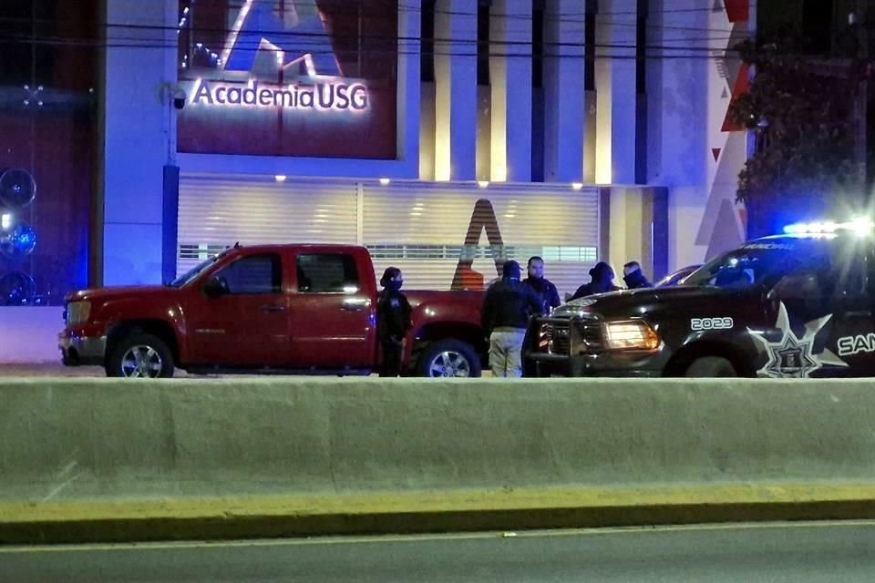 Uniformados de San Nicolás bajaron de la camioneta Sierra GMC en color rojo, a cuatro jóvenes de entre 20 y 25 años a quienes se llevaron en una patrulla.