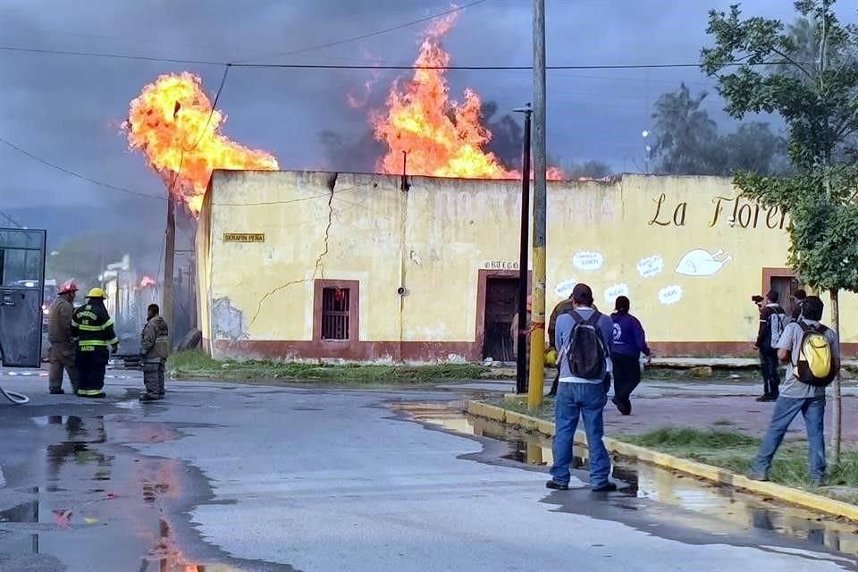 Fue alrededor de las 05:30 horas cuando vecinos del cruce de Serafín Peña y Benito Juárez, detectaron que salía humo de la tarimera ubicada en ese sitio, frente a la plaza principal.