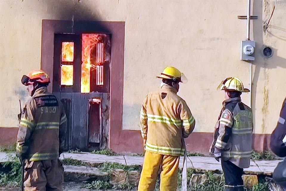 Por el siniestro fueron evacuados los habitantes cercanos al negocio, y de manera precautoria se suspendieron las clases en un Kínder, Primaria y Secundaria que están a unas cuadras del lugar.