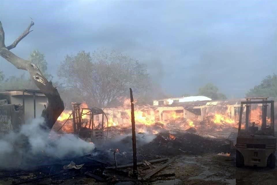 Poco antes de la 9:00 horas el incendio ya estaba confinado por los elementos de auxilio.