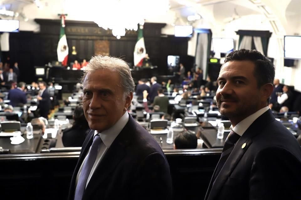 Los Yunes, padre e hijo, al terminar la sesión en el Senado en la que fue aprobada la reforma al Poder Judicial en septiembre pasado.