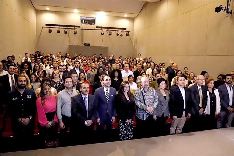 Los ciudadanos que formarán los comités tomaron protesta en el auditorio del Centro Cultural Plaza Fátima.