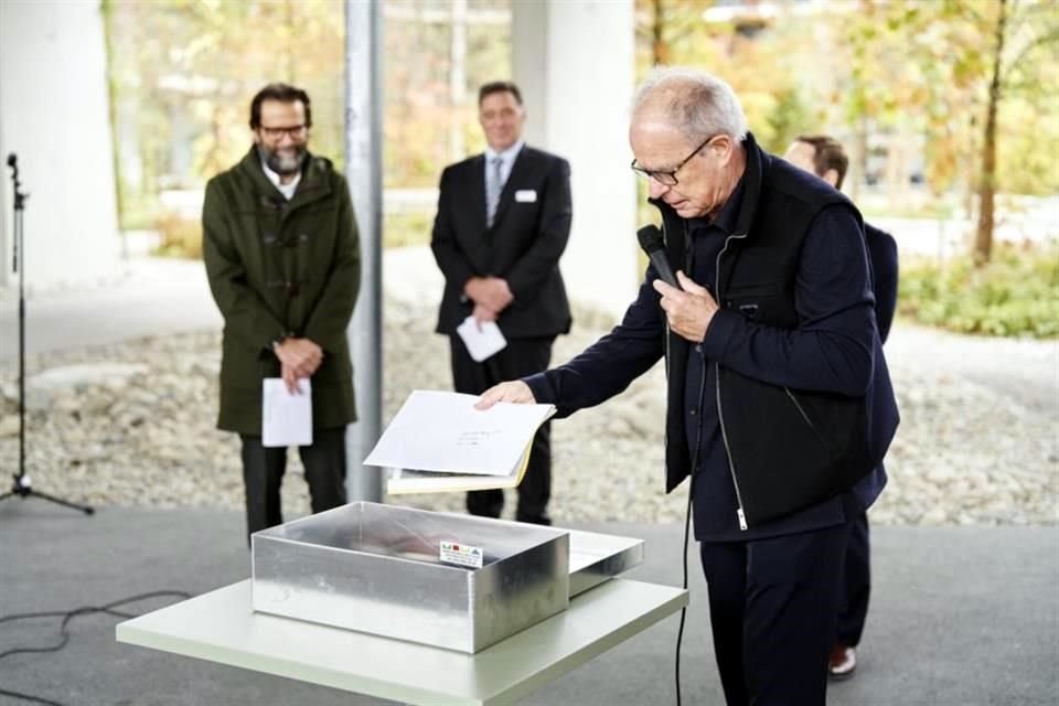 El arquitecto Pierre de Meuron colocó algunos documentos en el interior de la cápsula.