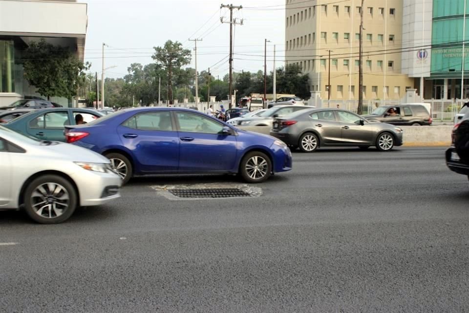 El hundimiento del concreto que rodea una alcantarilla sobre la Avenida Gonzalitos, ha provocado incomodidad y riesgos para automovilistas.