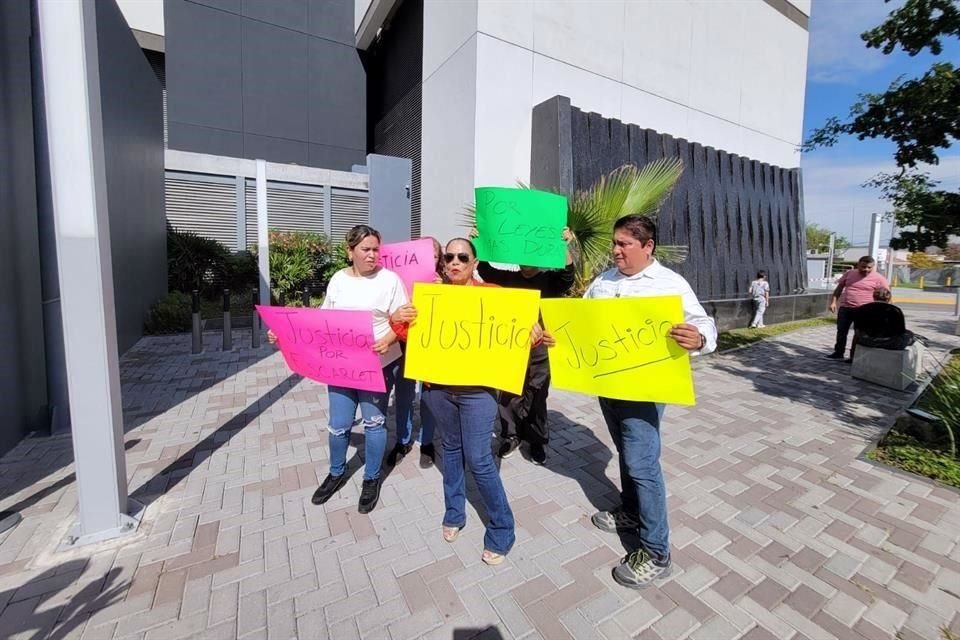 La manifestación fue convocada en redes sociales y se realizó afuera de las instalaciones de la Agencia del Ministerio Público de Guadalupe.