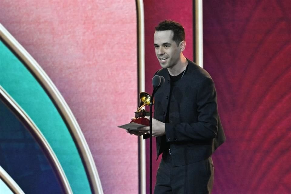 El mexicano Edgar Barrera se alzó con un par de premios en la gala previa al Latin Grammy 2024, incluyendo el de Compositor del Año.